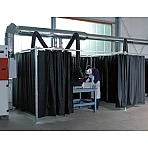 Dreiteilige Schutzwand mit Folienvorhang