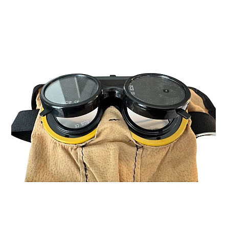 Brillenmaske aus Leder