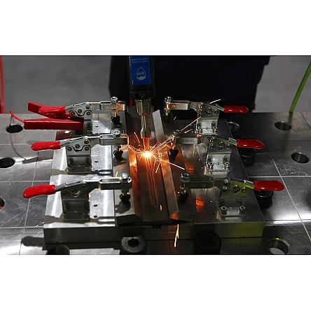 TRM Hochwertiges Handgeführtes Faserlaser-Schweissgerät LWH3000-P (Wassergekühlt)